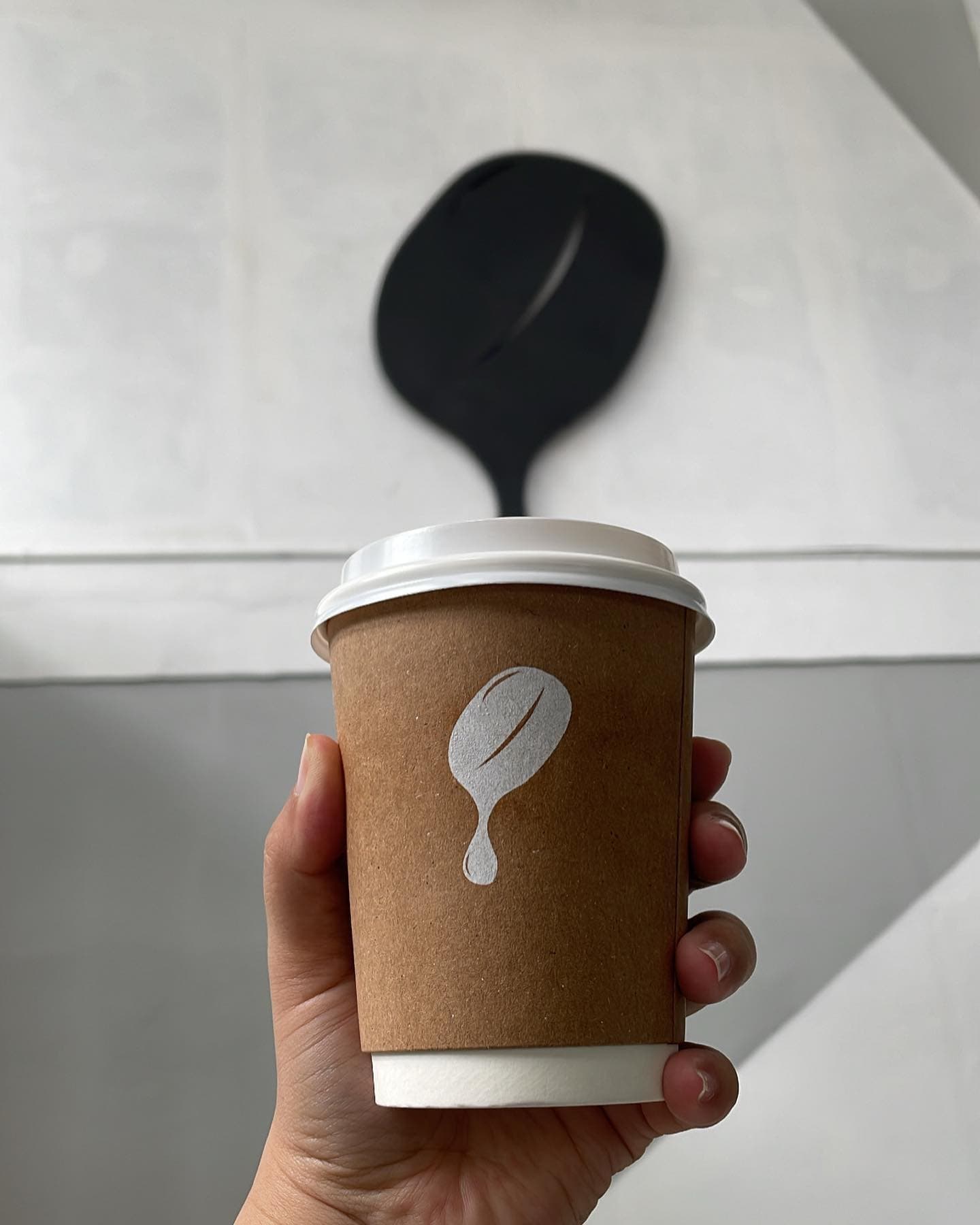 Gelas kopi take-away berlogo Relung Kopi