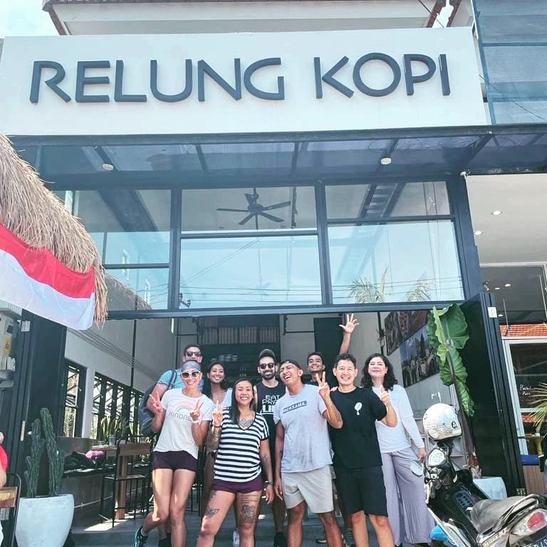 Sekelompok pengunjung berkumpul di depan Relung Kopi